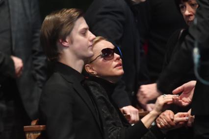 Москва. Сын О. Табакова актер Павел Табаков и вдова О. Табакова актриса Марина Зудина во время церемонии прощания с актером и режиссером Олегом Табаковым в МХТ имени А. П.Чехова.