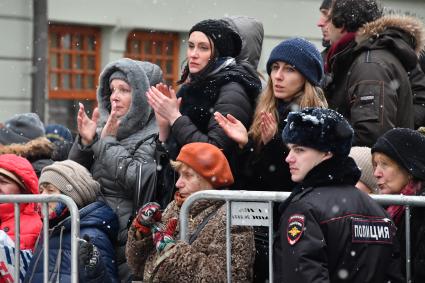 Москва. Люди у здания МХТ имени А. П.Чехова в Камергерском переулке, где проходит церемония прощания с актером и режиссером Олегом Табаковым.