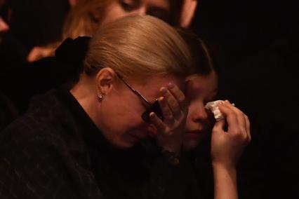 Москва. Вдова О. Табакова актриса Марина Зудина с дочерью Марией во время церемонии прощания с актером и режиссером Олегом Табаковым в МХТ имени А. П.Чехова.
