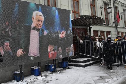 Москва. Люди у здания МХТ имени А. П.Чехова в Камергерском переулке, где проходит церемония прощания с актером и режиссером Олегом Табаковым.