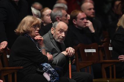 Москва. Актер Валентин Гафт и его супруга актриса Ольга Остроумова во время церемонии прощания с актером и режиссером Олегом Табаковым в МХТ имени А. П.Чехова.