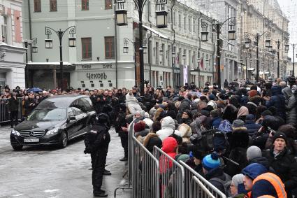 Москва.  Во время церемонии прощания с актером и режиссером Олегом Табаковым у здания МХТ имени А.П.Чехова в Камергерском переулке.