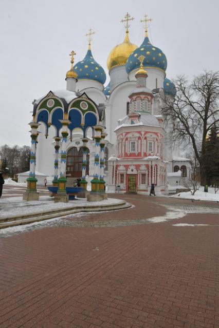 Сергиев Посад.  Святые источники перед Успенским собором  на территории   Свято-Троицкой Сергиевой  Лавры.