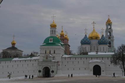 Сергиев Посад. Вид  на святые ворота   Свято-Троицкой Сергиевой Лавруы.