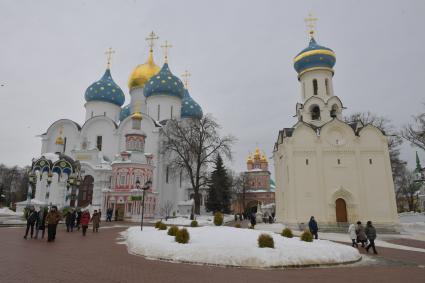 Сергиев Посад. Площадь перед Успенским собором  на территории   Свято-Троицкой Сергиевой  Лавры.