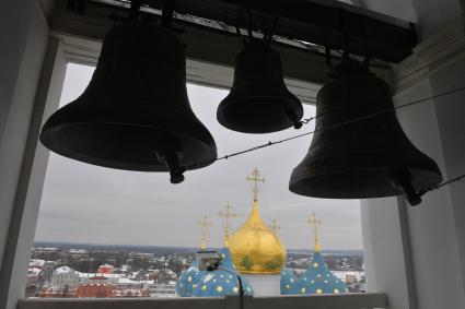 Сергиев Посад.   Вид с  колокольни на  купола Успенского собора.