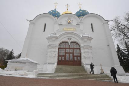 Сергиев Посад.  Успенский собор  и усыпальница Годуновых ( слева) на территории Свято-Троицкой Сергиевой  Лавры.