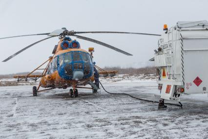 Ленинградская область. Заправка вертолета Ми-8 в аропорту г. Пушкин.