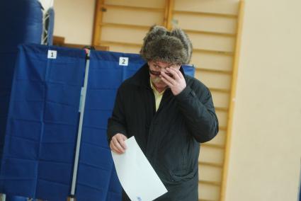 Екатеринбург. Мужчина на избирательном участке во время выборов президента России в 2018г