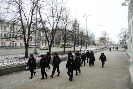 Екатеринбург. Сотрудники полиции идут голосовать на избирательный участок во время выборов президента России в 2018г