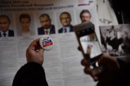 Москва.  На  избирательном участке  во время выборов президента России.
