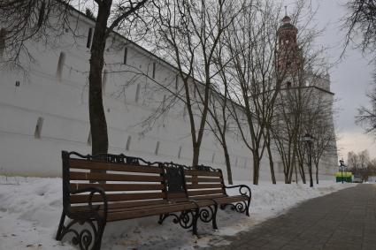 Сергиев Посад. Скамейки у стен Свято-Троицкой Сергиевой Лавры.