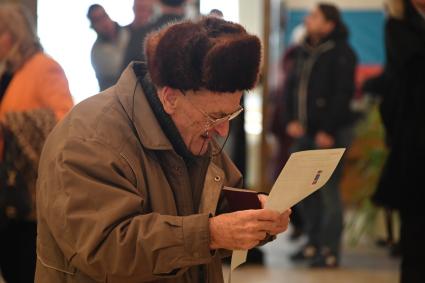 Москва. Во время голосования на выборах президента РФ на избирательном участке #2151.