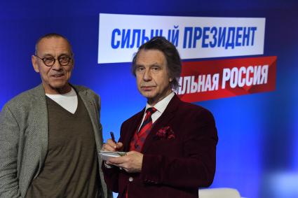 Москва. Режиссер Андрей Кончаловский и художник Александр Шилов (слева направо) в предвыборном штабе действующего президента РФ, кандидата на пост президента РФ Владимира Путина в день выборов президента РФ.