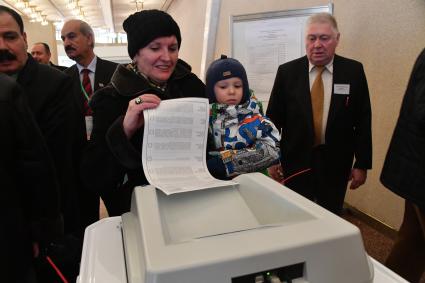 Москва. Во время голосования на выборах президента РФ на избирательном участке #2151.