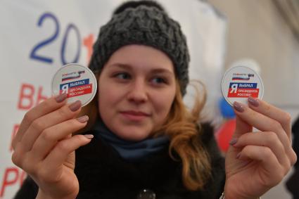 Москва. Девушка во время голосования на выборах президента РФ на избирательном участке #2151.