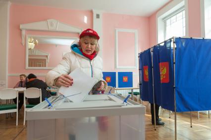 Санкт-Петербург. Избиратели во время голосования на выборах президента России.