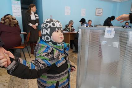 Самара. Во время голосования на выборах президента РФ на избирательном участке #3011.