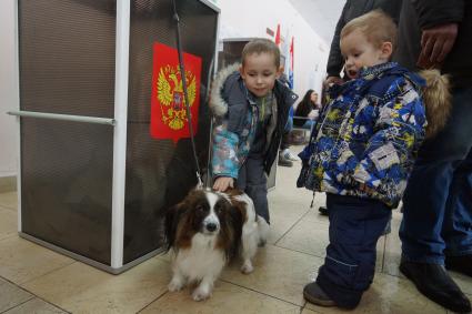 Самара. Дети на выборах президента РФ на избирательном участке #3011.