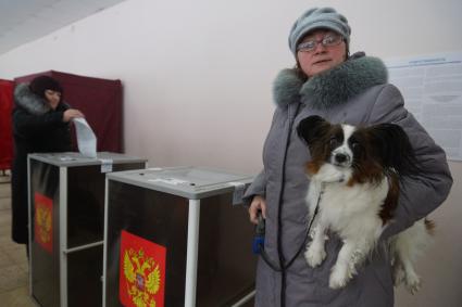 Самара. Женщины во время голосования на выборах президента РФ на избирательном участке #3011.
