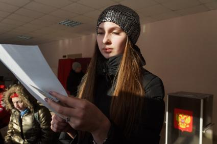 Самара. Девушка во время голосования на выборах президента РФ на избирательном участке #3011.