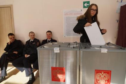 Самара. Во время голосования на выборах президента РФ на избирательном участке #3011.