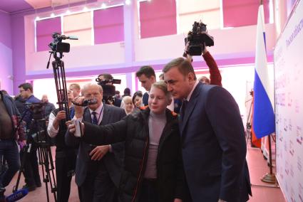 Тула. Губернатор Тульской области Алексей Дюмин (справа) на выборах президента РФ на избирательном участке `Герои России`.