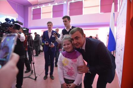 Тула. Губернатор Тульской области Алексей Дюмин на выборах президента РФ на избирательном участке `Герои России`.