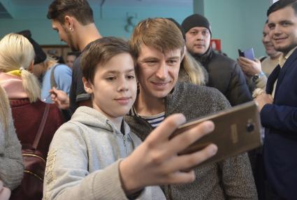 Тула. Фигурист Алексей Ягудин на выборах президента РФ на избирательном участке.