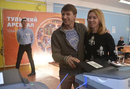 Тула. Фигуристы Татьяна Тотьмянина и Алексей Ягудин во время голосования на выборах президента РФ на избирательном участке.