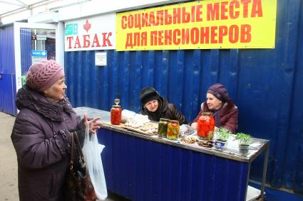 Нижний Новгород.  Покупательница на продуктовом рынке.