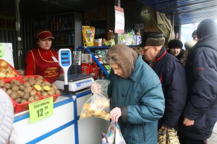 Нижний Новгород. Покупатели на продуктовом рынке.