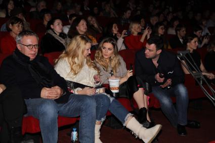 Диск 256. Первый заместитель председателя комитета по физической культуре спорту туризму и делам молодежи Госдумы РФ депутат Вячеслав Фетисов с супругой Ладленой и Мария Кожевникова с мужем