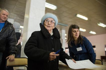 Челябинск.  Пенсионерка во время голосования на выборах президента РФ на избирательном участке #805.