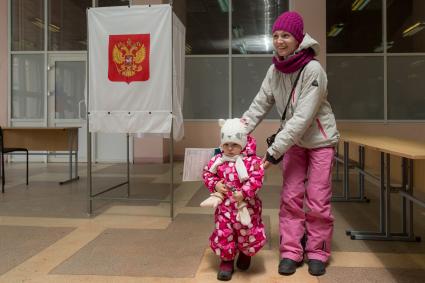 Челябинск. Женщина с ребенком на выборах президента РФ на избирательном участке #805.