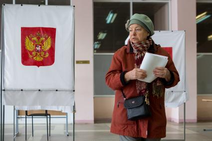 Челябинск. Женщина во время голосования на выборах президента РФ на избирательном участке #805.