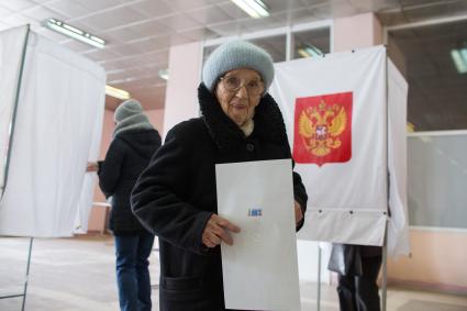 Челябинск. Пенсионерка во время голосования на выборах президента РФ на избирательном участке #805.
