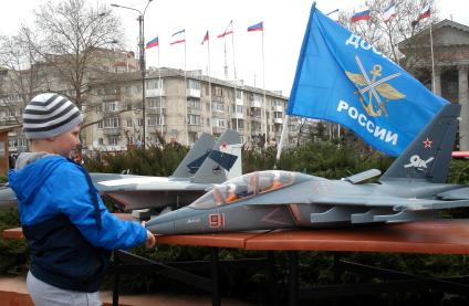 Крым, Симферополь. Мальчик рассматривает макеты самолетов в день выборов президента России.