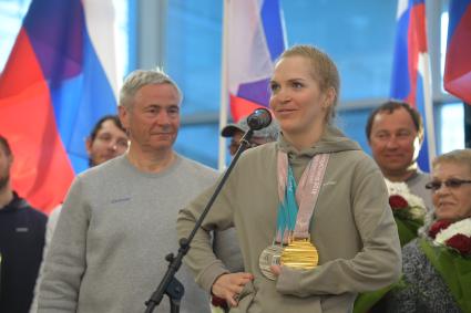 Москва.  Спортсменка Екатерина Румянцева на церемонии встречи  российских спортсменов - участников  XI зимних Паралимпийских игр в аэропорту Шереметьево.