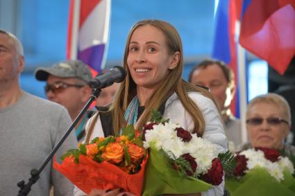 Москва.  Спортсменка  Михалина Лысова на церемонии встречи  российских спортсменов - участников  XI зимних Паралимпийских игр в аэропорту Шереметьево.