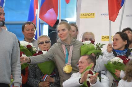 Москва.  Спортсменка Екатерина Румянцева на церемонии встречи  российских спортсменов - участников  XI зимних Паралимпийских игр в аэропорту Шереметьево.