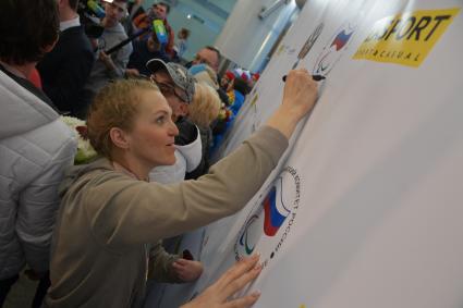 Москва.  Спортсменка Екатерина Румянцева на церемонии встречи  российских спортсменов - участников  XI зимних Паралимпийских игр в аэропорту Шереметьево.