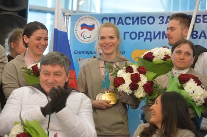 Москва.  Спортсменка Екатерина Румянцева на церемонии встречи  российских спортсменов - участников  XI зимних Паралимпийских игр в аэропорту Шереметьево.