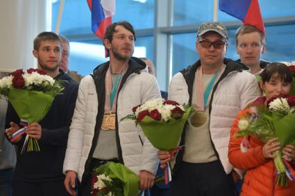 Москва.  Спортсмены Валерий Редкозубов и Евгений Героев (справа налево)  на церемонии встречи  российских спортсменов - участников  XI зимних Паралимпийских игр в аэропорту Шереметьево.