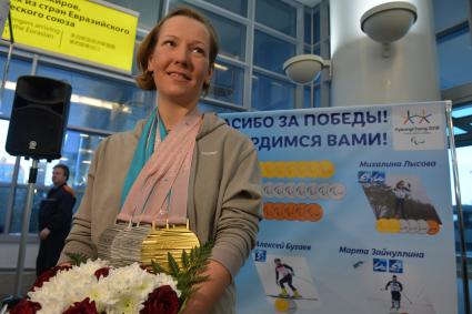 Москва.  Спортсменка  Анна Миленина   на церемонии встречи  российских спортсменов - участников  XI зимних Паралимпийских игр в аэропорту Шереметьево.