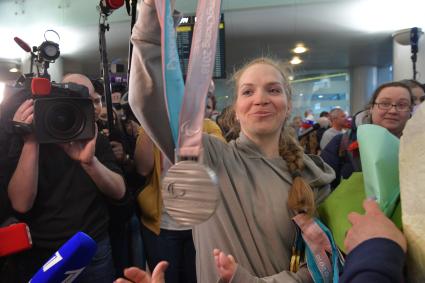Москва.  Спортсменка Екатерина Румянцева на церемонии встречи  российских спортсменов - участников  XI зимних Паралимпийских игр в аэропорту Шереметьево.