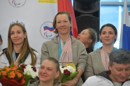 Москва.  Спортсменки  Михалина Лысова , Анна Миленина и Марта Зайнуллина  (слева направо) на церемонии встречи  российских спортсменов - участников  XI зимних Паралимпийских игр в аэропорту Шереметьево.