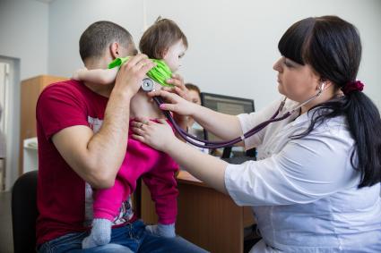 Челябинск. Врач  проводит осмотр ребенка в детской поликлинике.