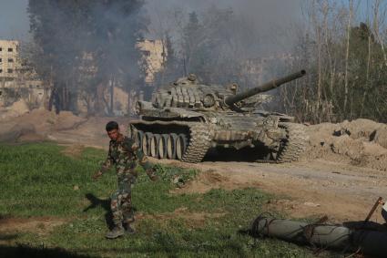 Сирия, Восточная Гута. Танк Т-72 сирийской армии в освобожденном населенном пункте Кафр-Батна.