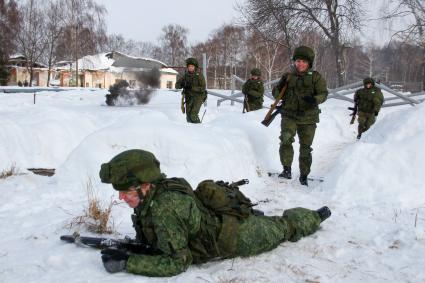 Ярославская область. Участницы всероссийского конкурса профессионального мастерства среди женщин-военнослужащих `Макияж под камуфляж` в учебном центре РВСН в Переславле-Залесском.